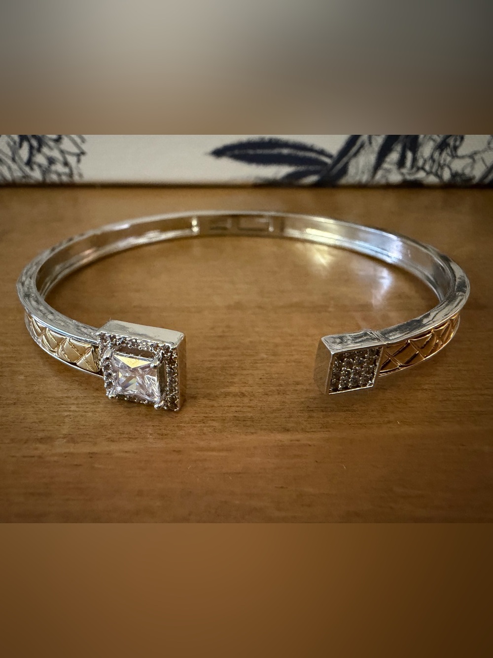 TWO-TONE STATEMENT CUFF BRACELET ✨💎
This bracelet is SO good, so chic!